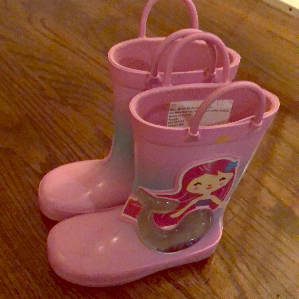 Girls Rain boots! Worn once!!